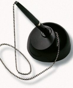 Pero s guľovitým čiernym stojanom